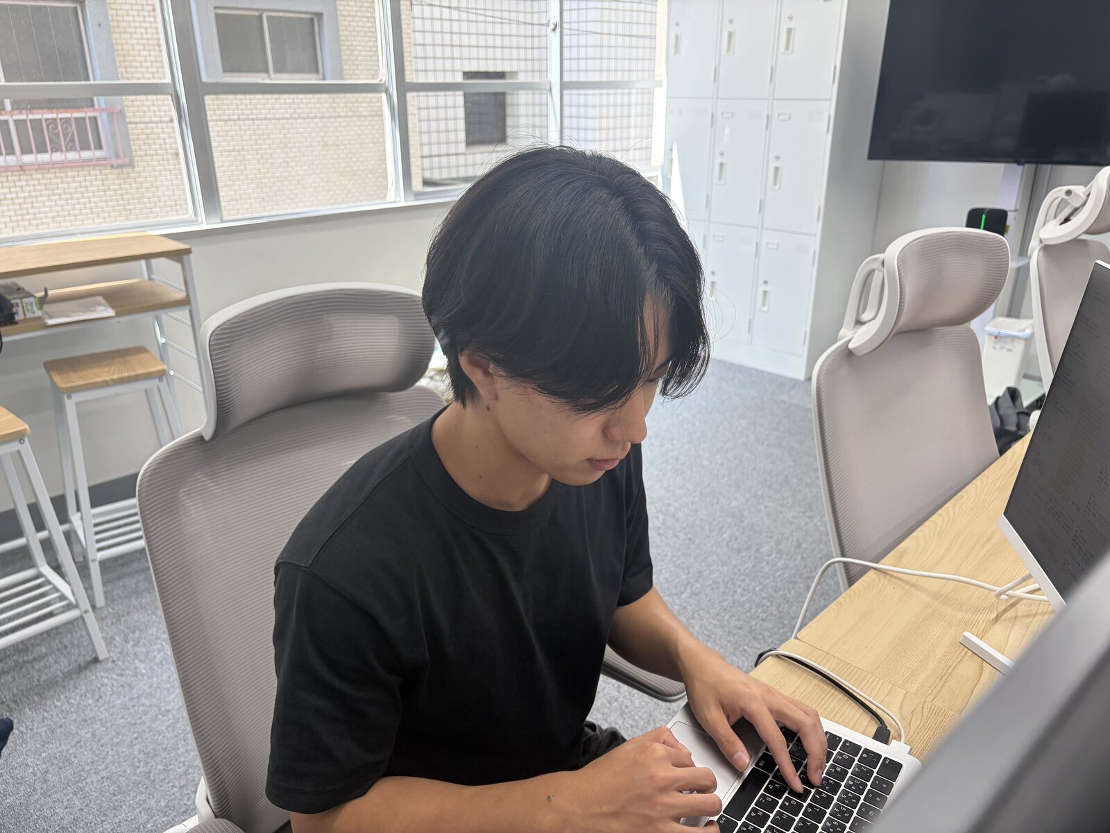 オフィスで作業する山岸さん