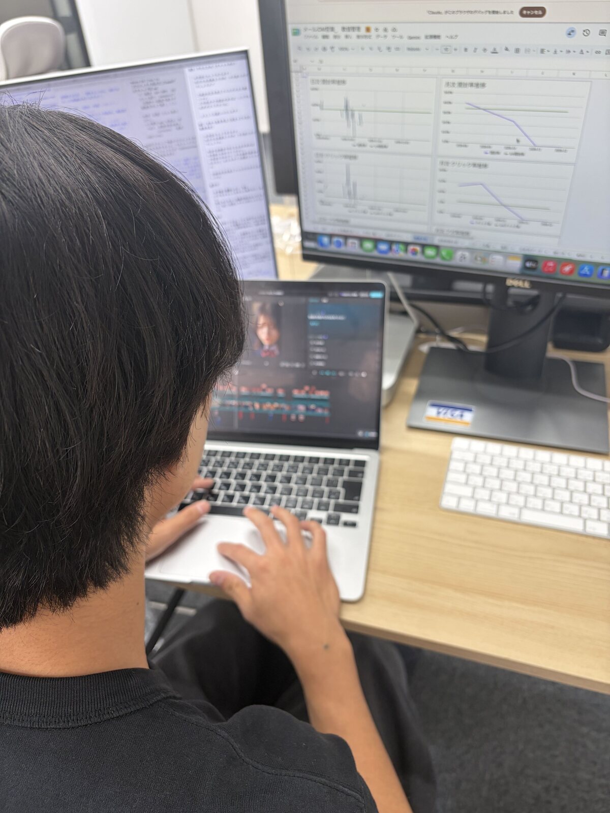 AIツールと編集ソフトを使って動画を制作する山岸さん