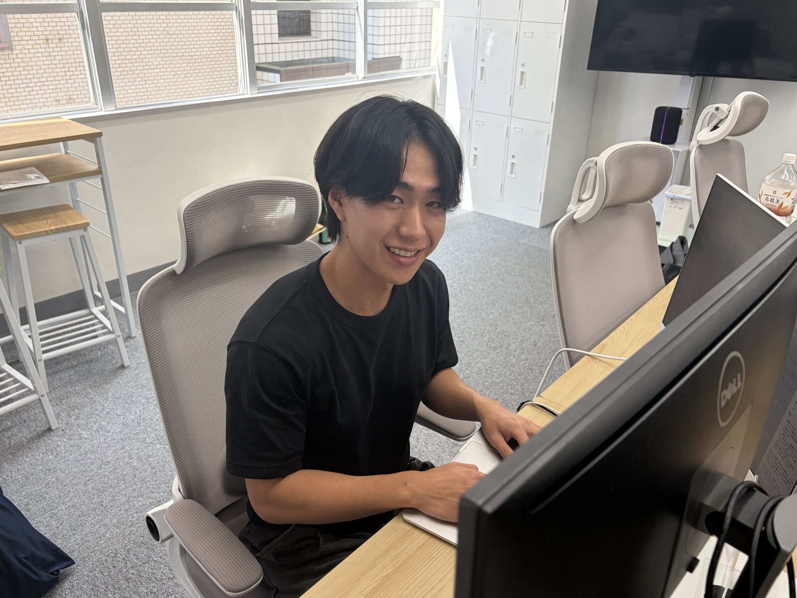 笑顔でデスクに向かう山岸さん